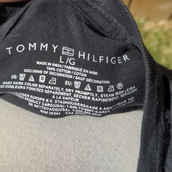 Basic v-neck t-shirt - Picture 2 of 2